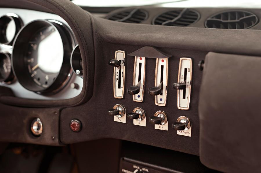 Детали интерьера Ferrari 365 GTB/4 Daytona 1971 года  (NA) (фото 19 из 58)